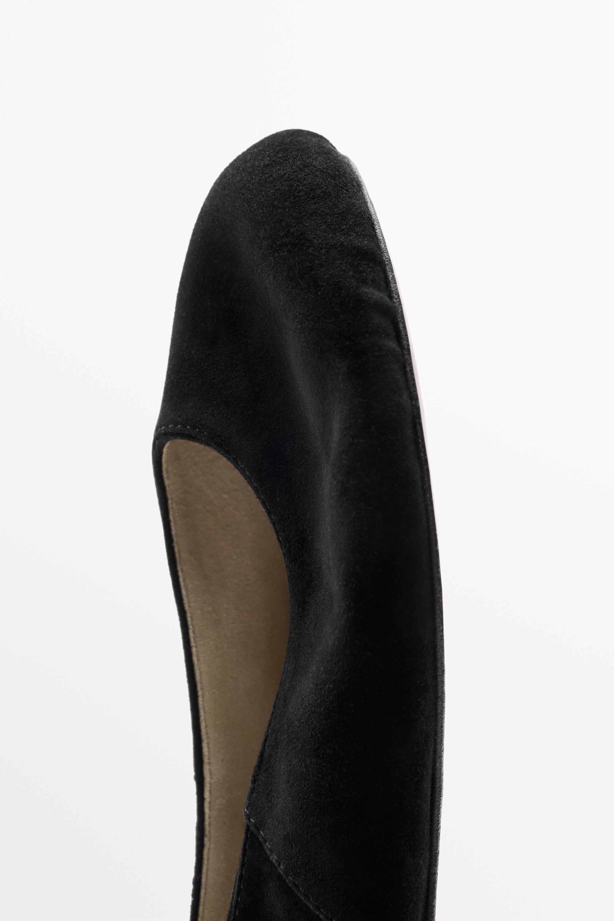 Ballerine en cuir finition daim souple
